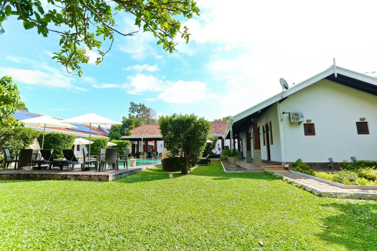 Swanee Grand Hotel Негомбо Екстериор снимка