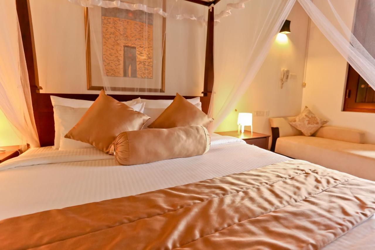 Swanee Grand Hotel Негомбо Екстериор снимка
