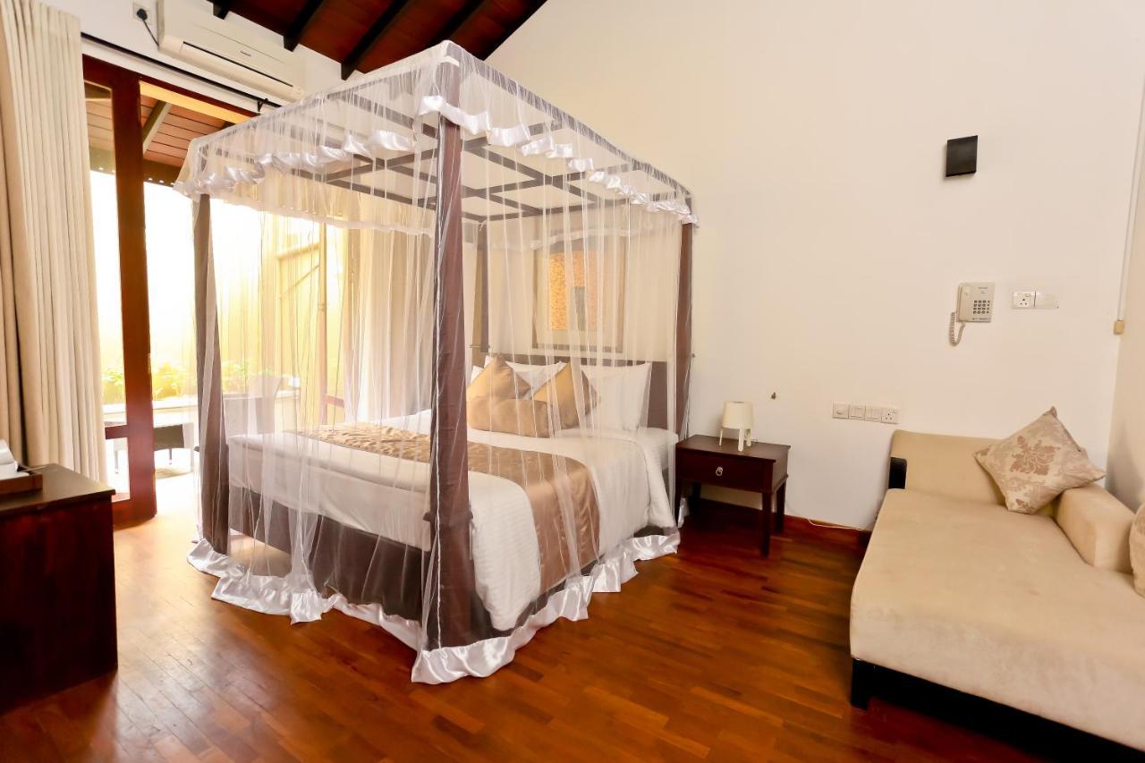 Swanee Grand Hotel Негомбо Екстериор снимка