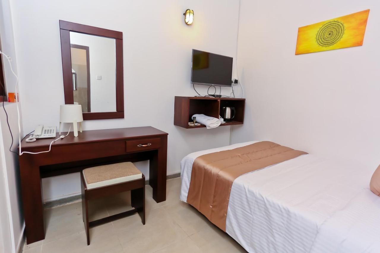 Swanee Grand Hotel Негомбо Екстериор снимка
