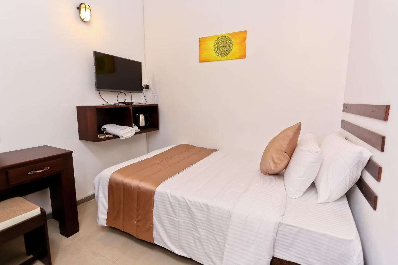 Swanee Grand Hotel Негомбо Екстериор снимка