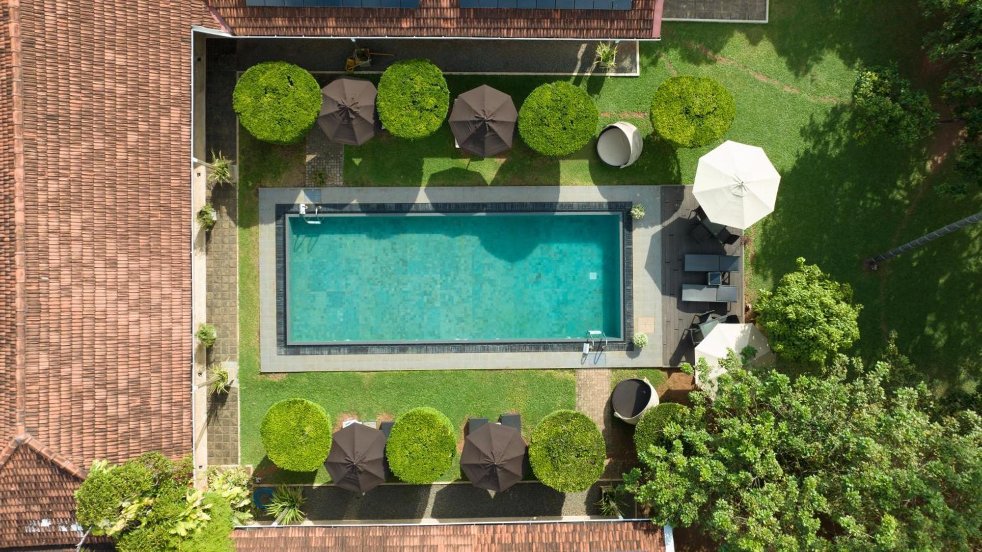 Swanee Grand Hotel Негомбо Екстериор снимка