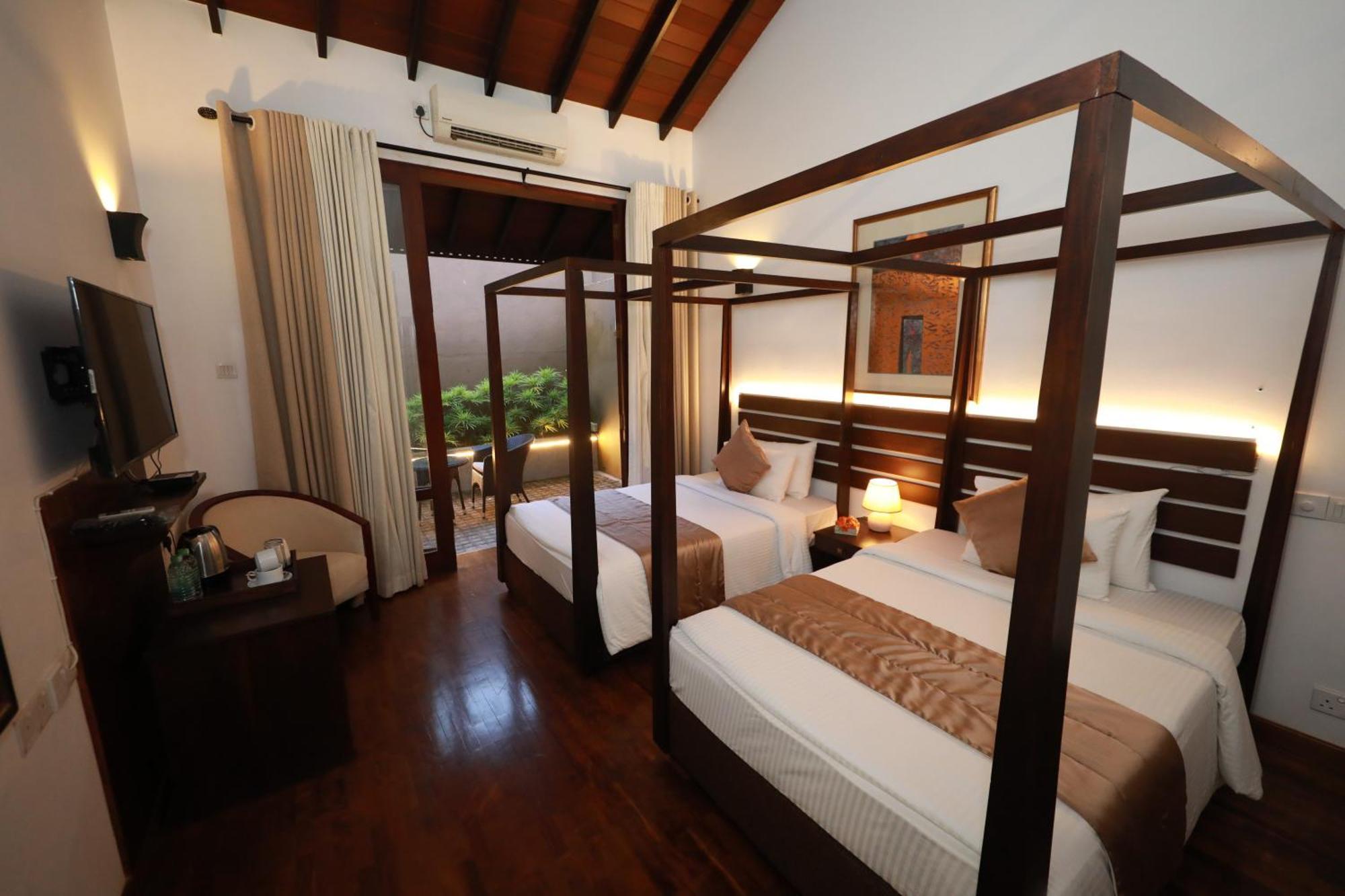 Swanee Grand Hotel Негомбо Екстериор снимка