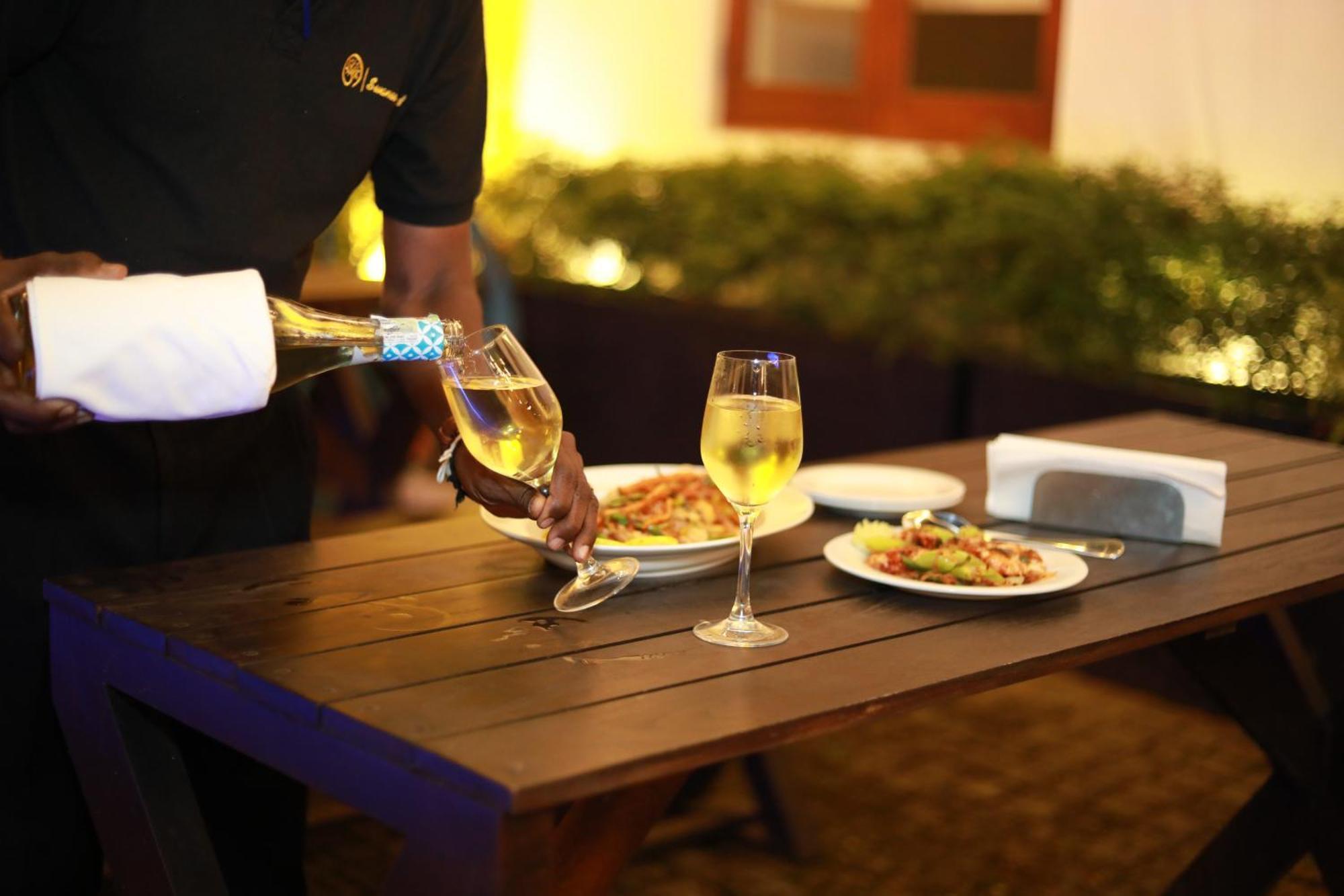 Swanee Grand Hotel Негомбо Екстериор снимка
